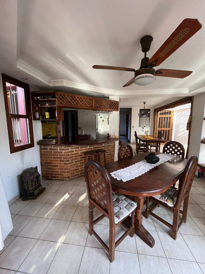 532 E/ 28 y 29- CASA DE CATEGORIA - Dos niveles - pileta - galeria