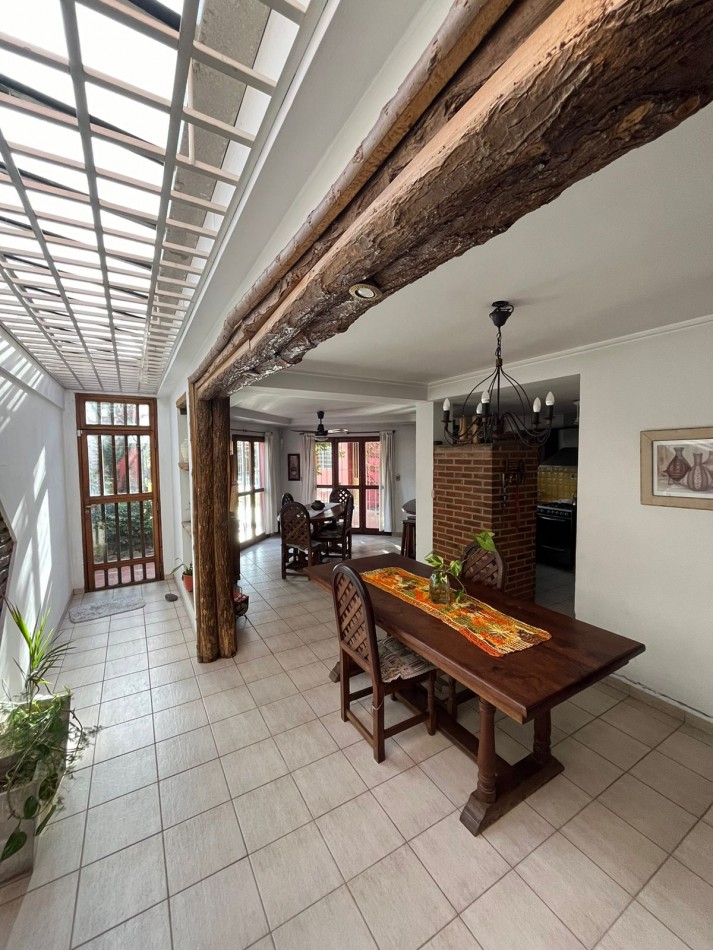 532 E/ 28 y 29- CASA DE CATEGORIA - Dos niveles - pileta - galeria