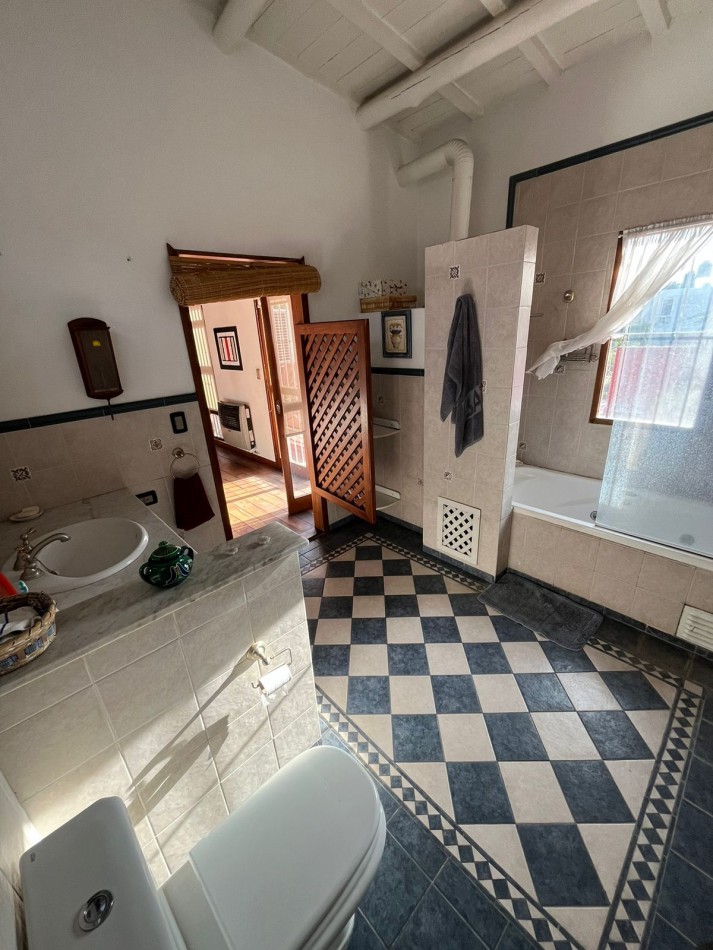 532 E/ 28 y 29- CASA DE CATEGORIA - Dos niveles - pileta - galeria