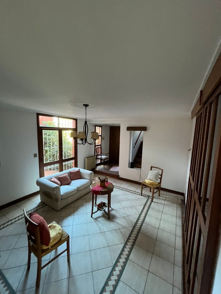 532 E/ 28 y 29- CASA DE CATEGORIA - Dos niveles - pileta - galeria