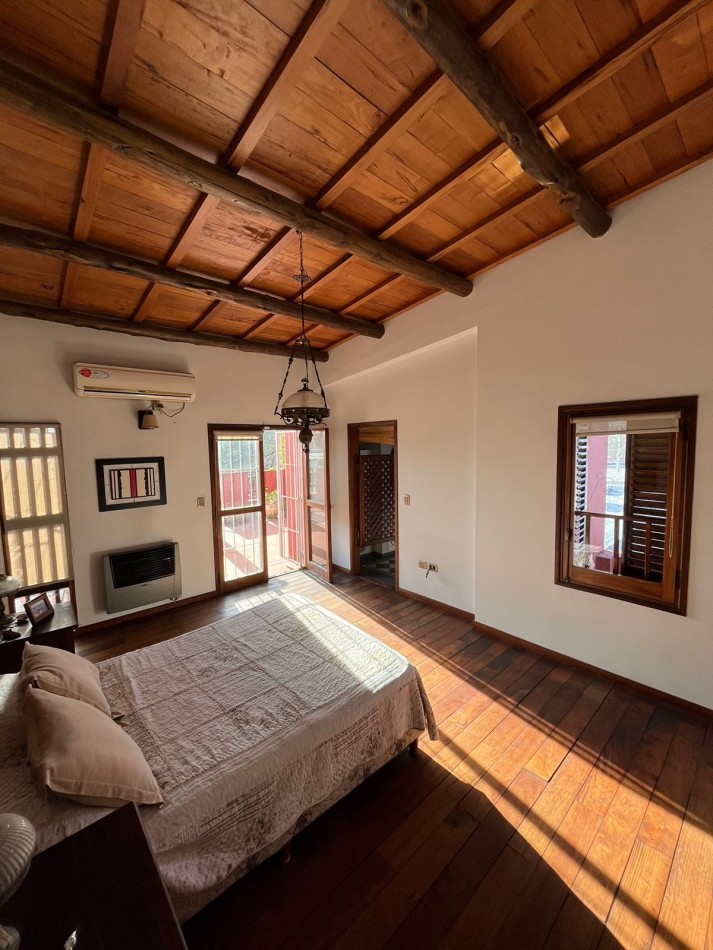 532 E/ 28 y 29- CASA DE CATEGORIA - Dos niveles - pileta - galeria