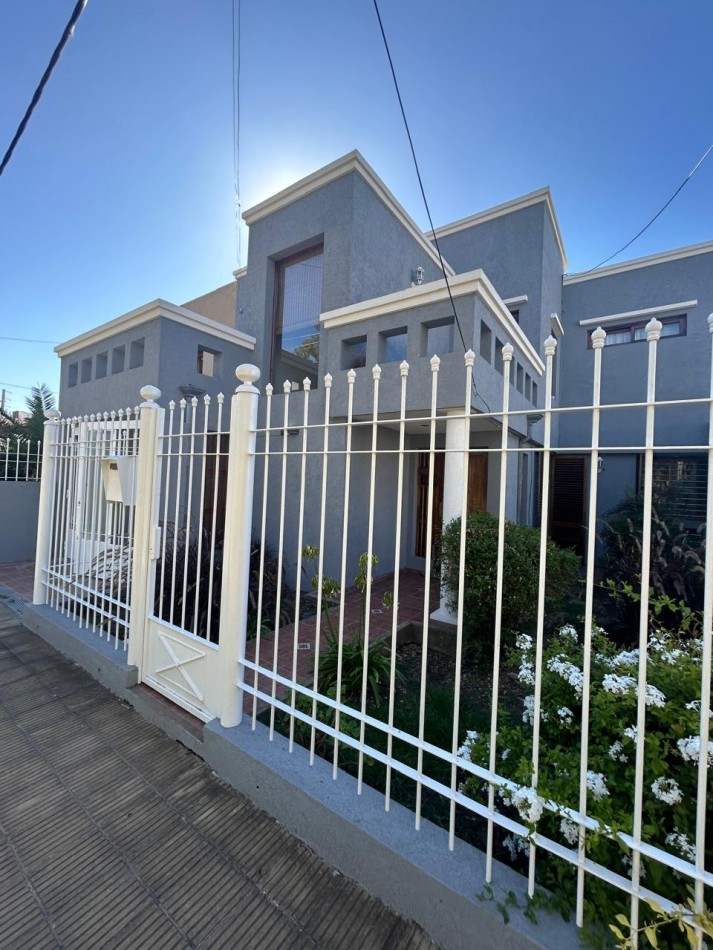 532 E/ 28 y 29- CASA DE CATEGORIA - Dos niveles - pileta - galeria