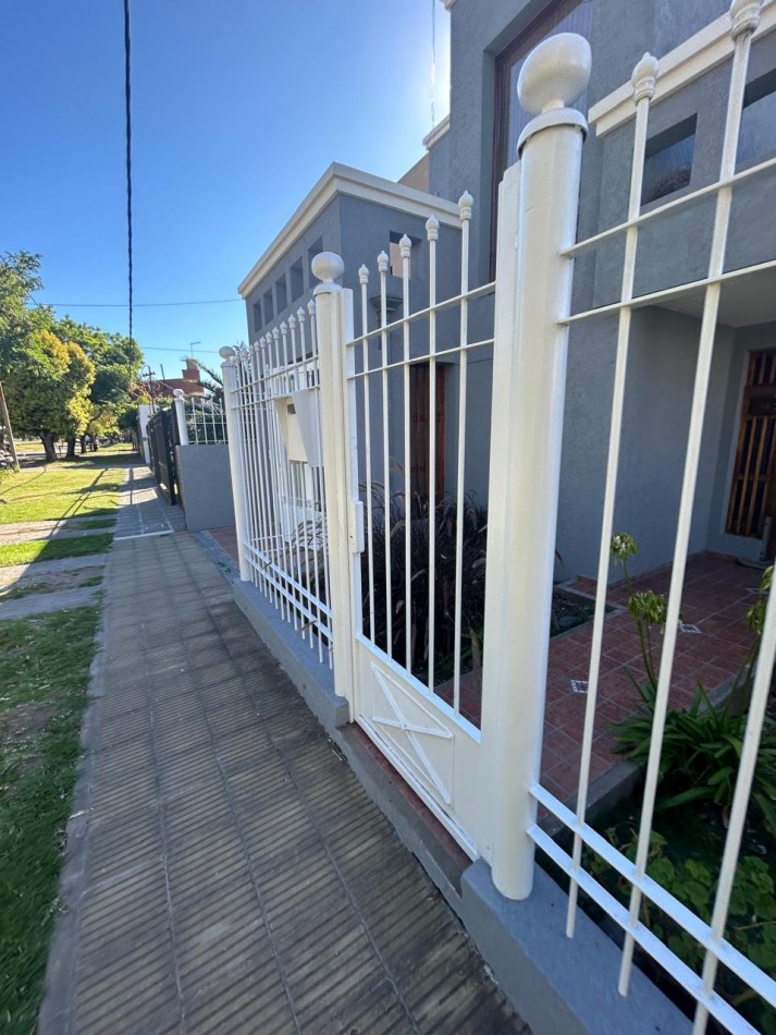 532 E/ 28 y 29- CASA DE CATEGORIA - Dos niveles - pileta - galeria