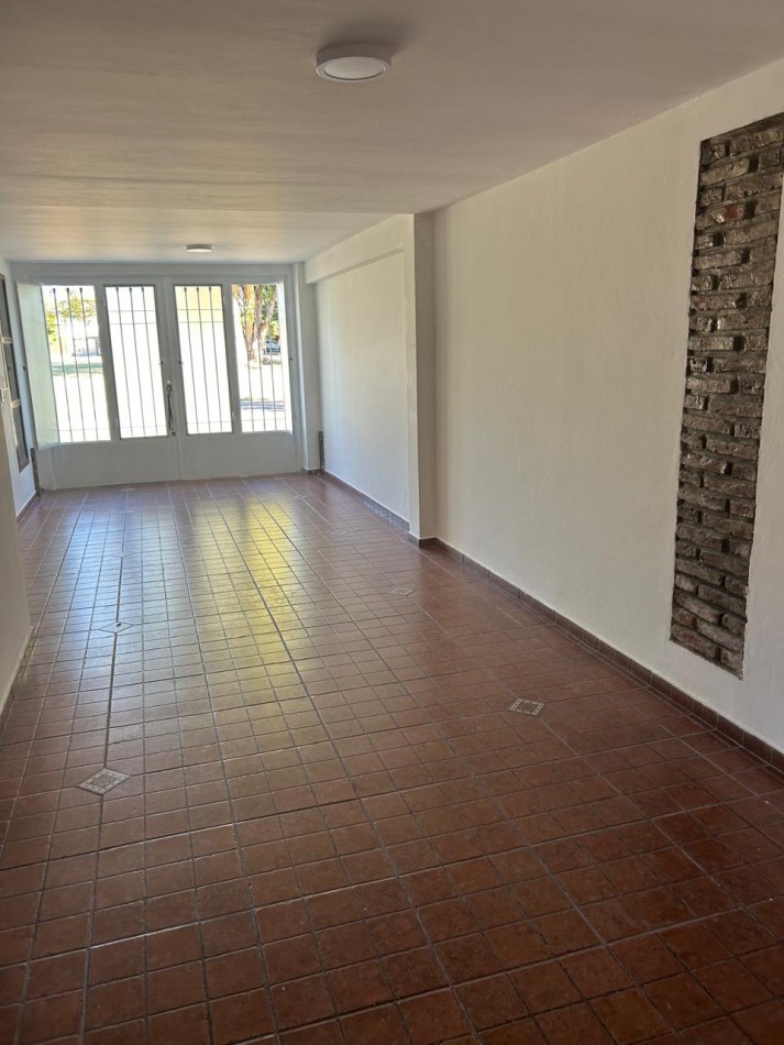 532 E/ 28 y 29- CASA DE CATEGORIA - Dos niveles - pileta - galeria