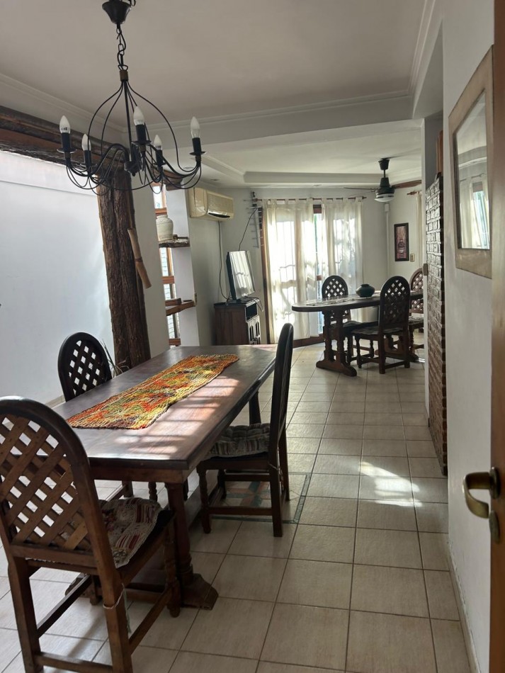 532 E/ 28 y 29- CASA DE CATEGORIA - Dos niveles - pileta - galeria