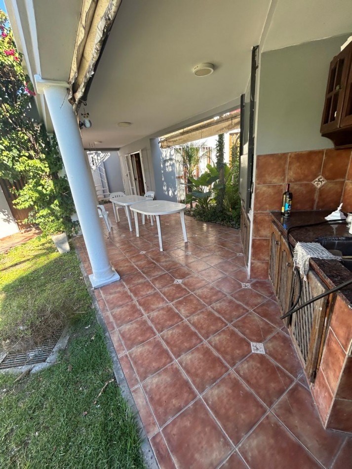 532 E/ 28 y 29- CASA DE CATEGORIA - Dos niveles - pileta - galeria