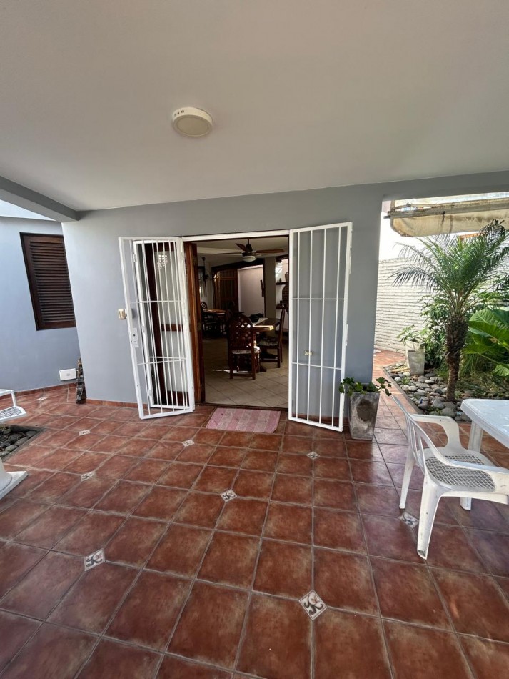 532 E/ 28 y 29- CASA DE CATEGORIA - Dos niveles - pileta - galeria