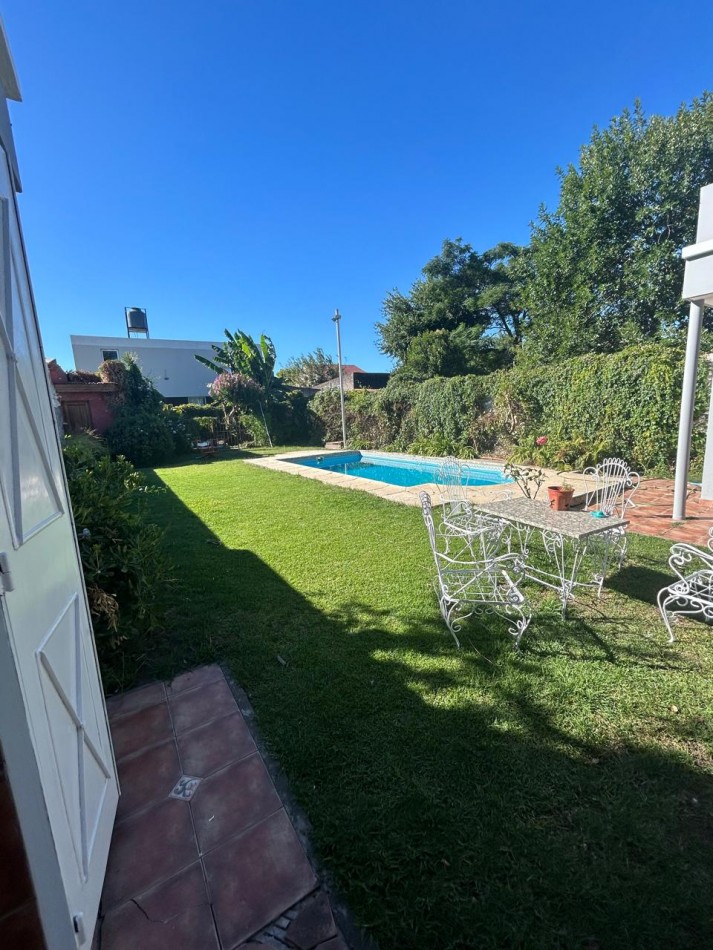 532 E/ 28 y 29- CASA DE CATEGORIA - Dos niveles - pileta - galeria