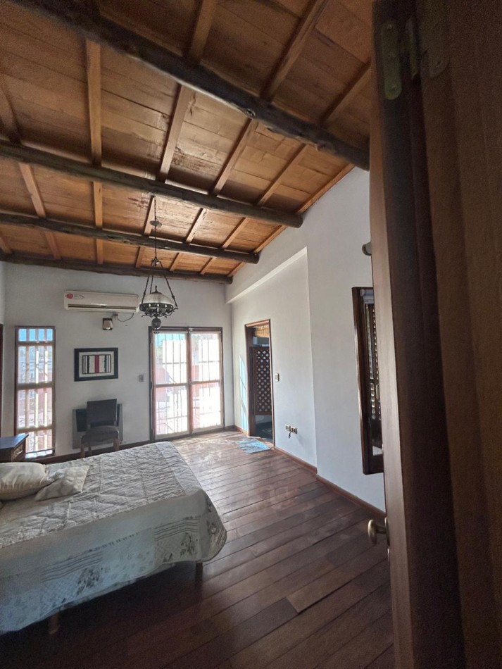 532 E/ 28 y 29- CASA DE CATEGORIA - Dos niveles - pileta - galeria