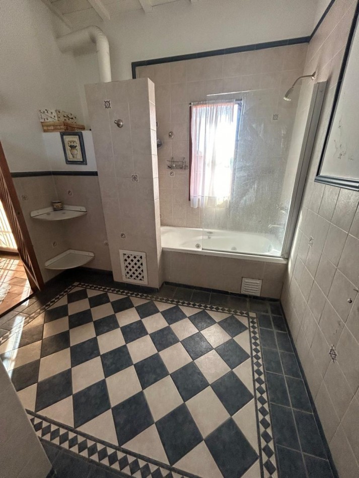 532 E/ 28 y 29- CASA DE CATEGORIA - Dos niveles - pileta - galeria