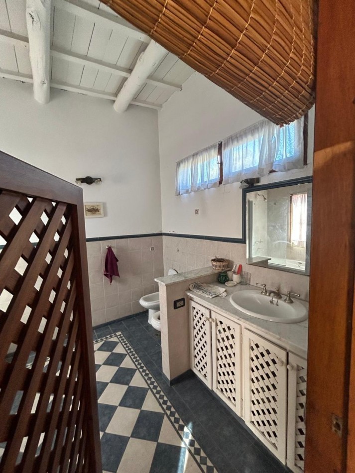 532 E/ 28 y 29- CASA DE CATEGORIA - Dos niveles - pileta - galeria