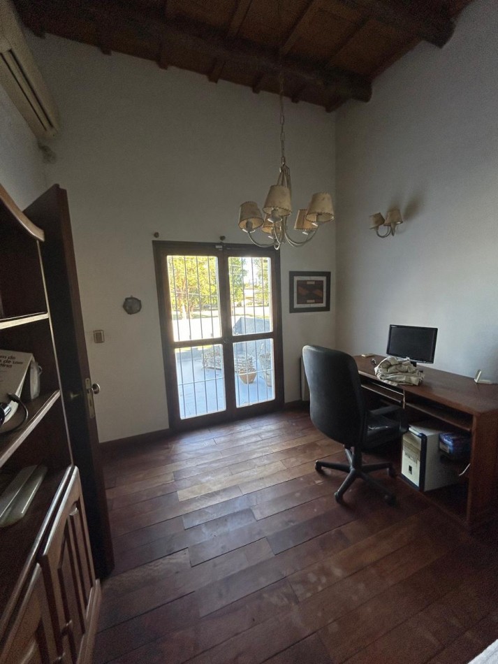 532 E/ 28 y 29- CASA DE CATEGORIA - Dos niveles - pileta - galeria