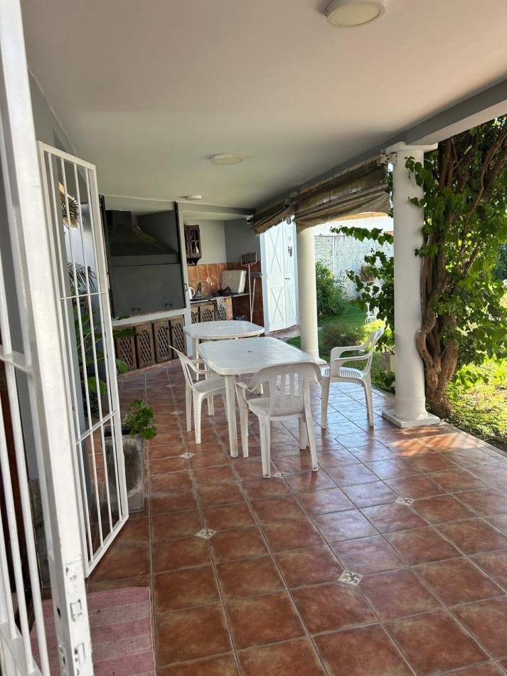 532 E/ 28 y 29- CASA DE CATEGORIA - Dos niveles - pileta - galeria