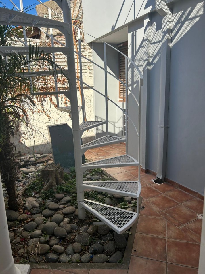 532 E/ 28 y 29- CASA DE CATEGORIA - Dos niveles - pileta - galeria