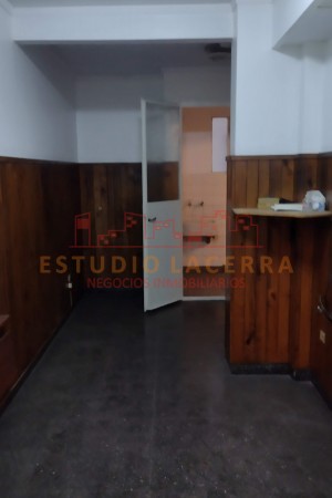Departamento en venta en pleno centro de La Plata de tres dormitorios, habitación de servicio y cochera cubierta