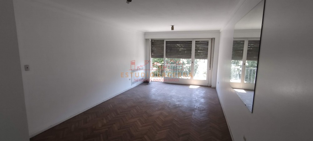 Departamento en venta en pleno centro de La Plata de tres dormitorios, habitación de servicio y cochera cubierta