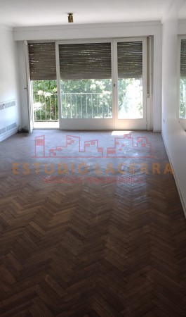 Departamento en venta en pleno centro de La Plata de tres dormitorios, habitación de servicio y cochera cubierta