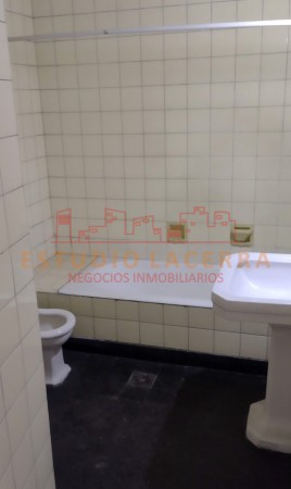 Departamento en venta en pleno centro de La Plata de tres dormitorios, habitación de servicio y cochera cubierta