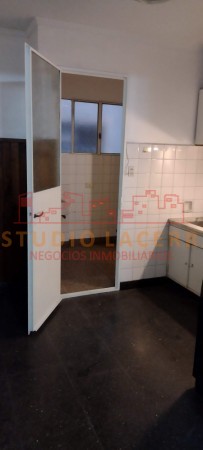 Departamento en venta en pleno centro de La Plata de tres dormitorios, habitación de servicio y cochera cubierta