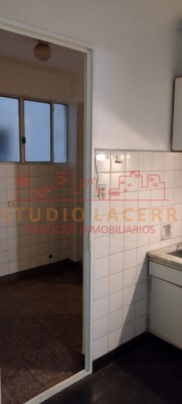 Departamento en venta en pleno centro de La Plata de tres dormitorios, habitación de servicio y cochera cubierta
