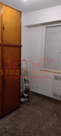 Departamento en venta en pleno centro de La Plata de tres dormitorios, habitación de servicio y cochera cubierta