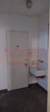 Departamento en venta en pleno centro de La Plata de tres dormitorios, habitación de servicio y cochera cubierta
