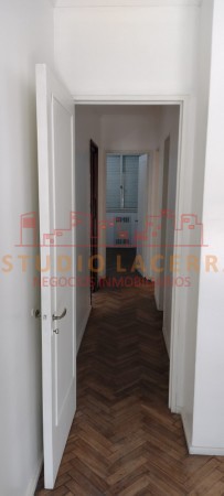 Departamento en venta en pleno centro de La Plata de tres dormitorios, habitación de servicio y cochera cubierta