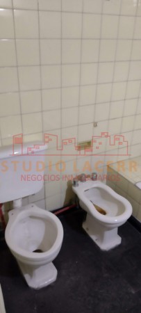 Departamento en venta en pleno centro de La Plata de tres dormitorios, habitación de servicio y cochera cubierta